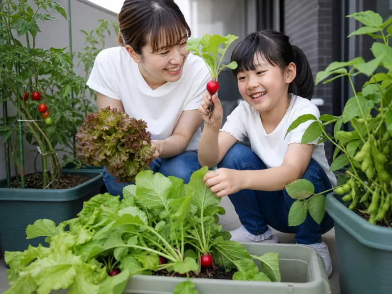 親子でラディッシュ、レタス、ミニトマト、枝豆を収穫する様子